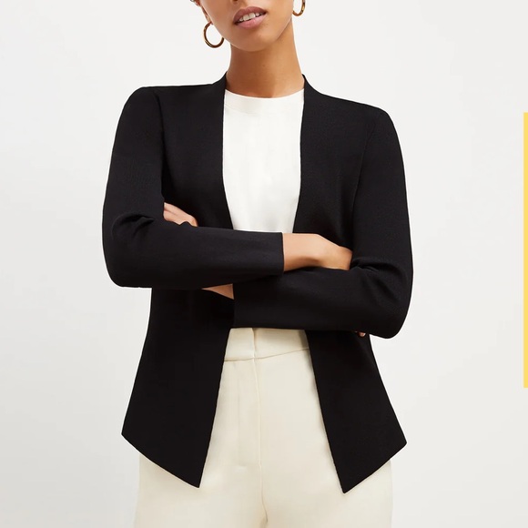 Sophisticated Black Blazer with Tailored Fit and Luxurious Fabric - Picture 8 of 9